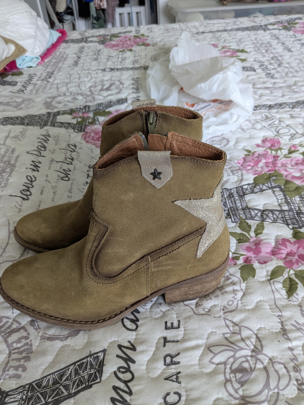 Women’s Suede Star Ankle Boots - Olive with Silver Star